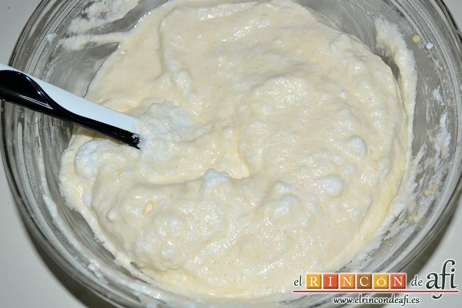 Tronco de Navidad relleno de trufa, hacer bizcocho genovés usando tres huevos, tres cucharadas de azúcar y harina