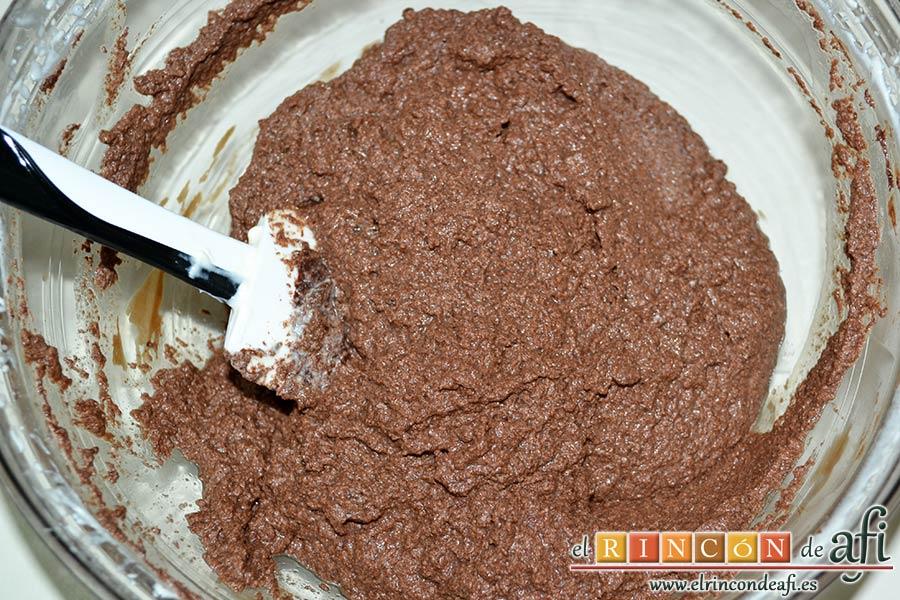 Tronco de Navidad relleno de trufa, mezclar con movimientos envolventes