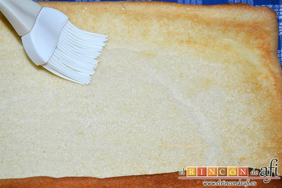 Tronco de Navidad relleno de trufa, desplegar el bizcocho y pintarlo con el almíbar