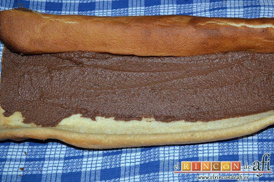 Tronco de Navidad relleno de trufa, untarlo con la trufa