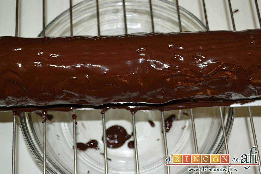 Tronco de Navidad relleno de trufa, hacer una ganache y verterla encima del bizcocho sobre una rejilla