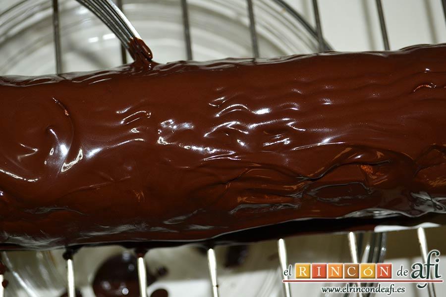 Tronco de Navidad relleno de trufa, hacer las marcas de la decoración