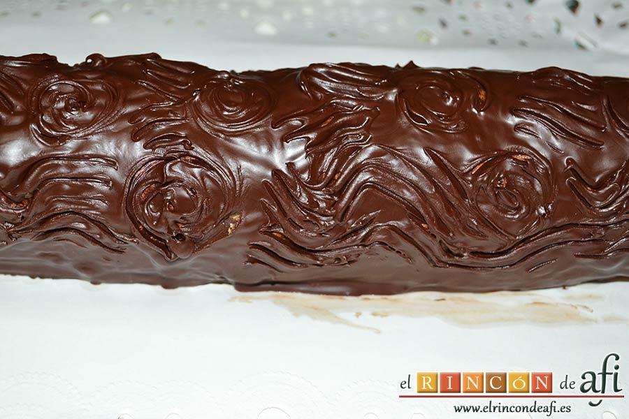 Tronco de Navidad relleno de trufa, refrigerar hasta consumirlo