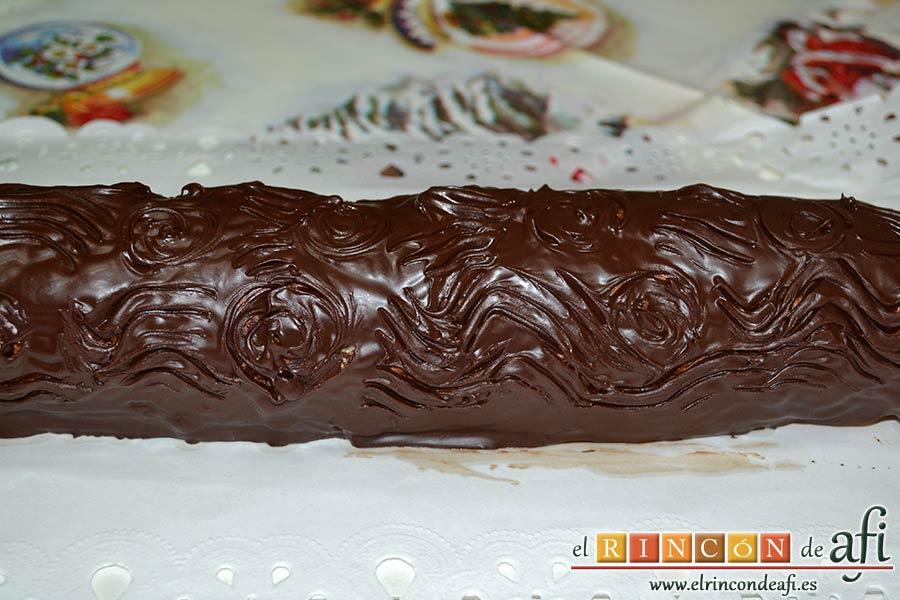 Tronco de Navidad relleno de trufa, disponerlo en la bandeja de presentación