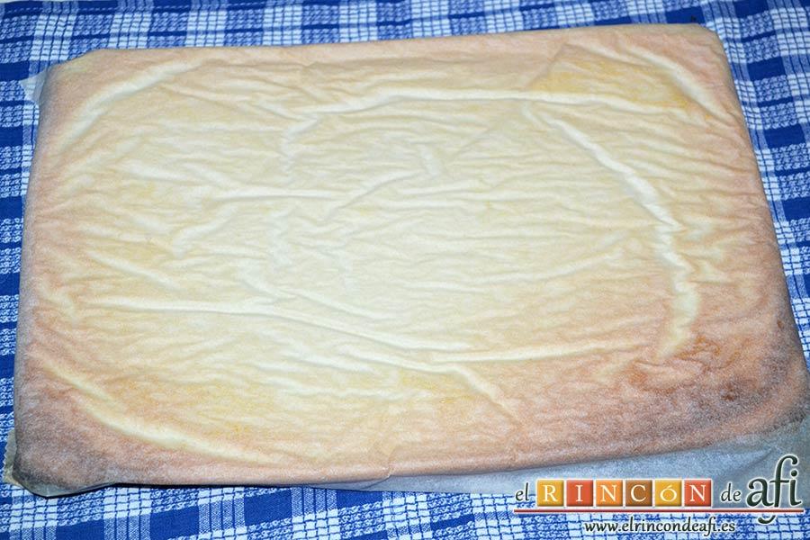 Tronco de Navidad relleno de trufa, volcarlo sobre paño de cocina