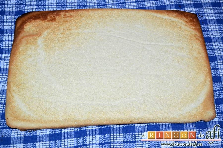 Tronco de Navidad relleno de trufa, retirarle el papel de horno