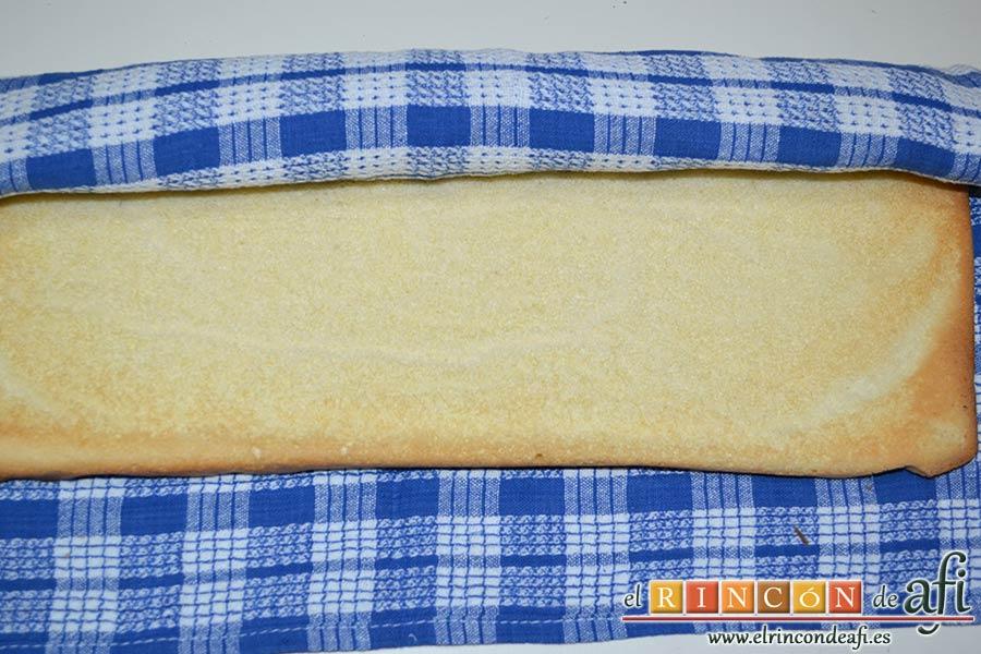 Tronco de Navidad relleno de trufa, enrollar el bizcocho con el paño de cocina