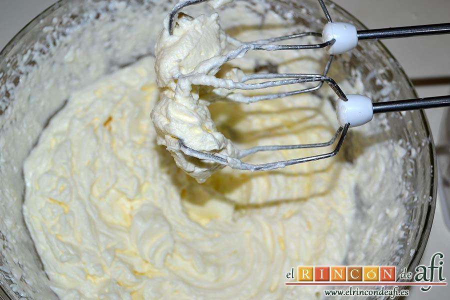 Tronco de Navidad relleno de trufa, montar la nata (crema de leche) con el azúcar