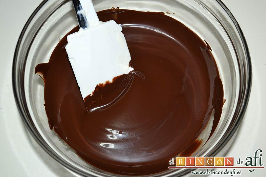 Tronco de Navidad relleno de trufa, fundir el chocolate