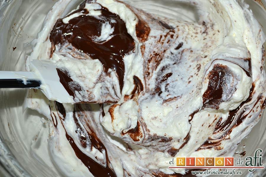 Tronco de Navidad relleno de trufa, dejar atemperar e incorporar luego a la nata (crema de leche)