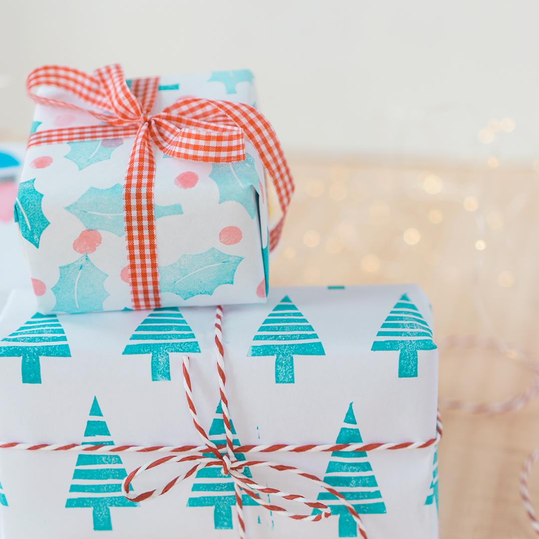 Sorprende envolviendo tus regalos con un papel de regalo creado por ti misma. Papeles de regalo creados con la técnica de carvado japones. Sólo necesitarás un cuter y una goma para realizarlo!