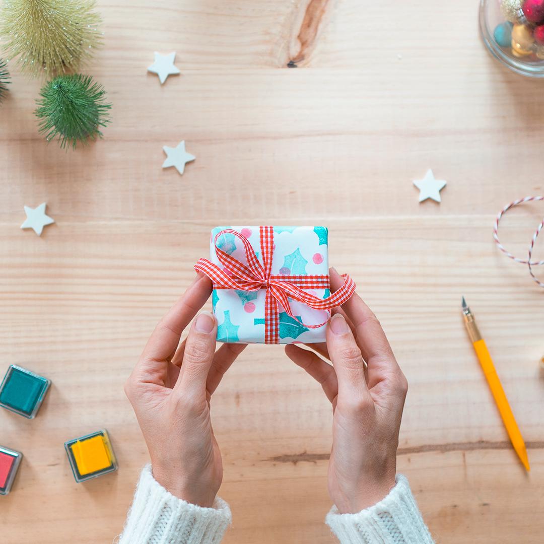 Sorprende envolviendo tus regalos con un papel de regalo creado por ti misma. Papeles de regalo creados con la técnica de carvado japones. Sólo necesitarás un cuter y una goma para realizarlo!
