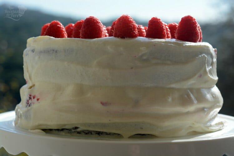 Cómo preparar un delicioso bizcocho brown velvet con frambuesas