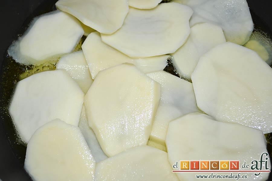 Confit de pato con papas fritas en su grasa y mermelada de pimientos del piquillo, pelar las papas, cortarlas en rodajas y freírlas en la grasa del pato