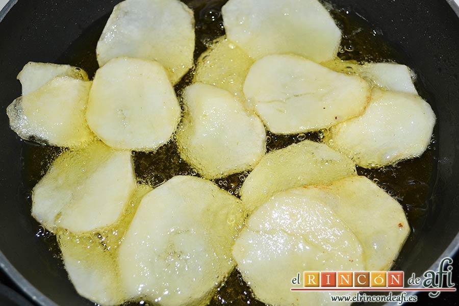 Confit de pato con papas fritas en su grasa y mermelada de pimientos del piquillo, dejarlas crujientes al gusto