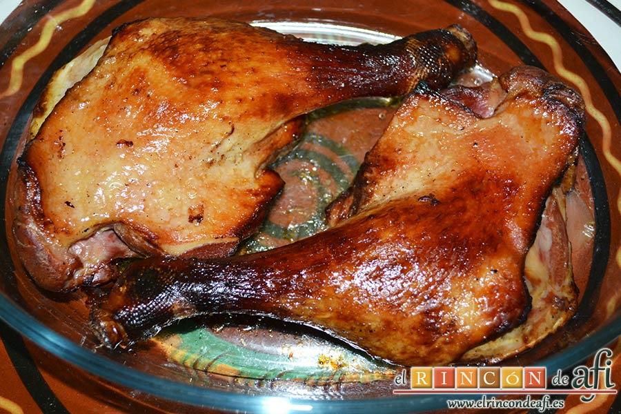 Confit de pato con papas fritas en su grasa y mermelada de pimientos del piquillo, hornear los muslos de pato