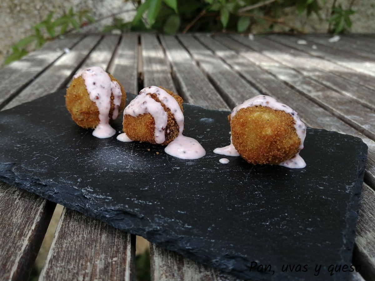 champiñones empanados - pan uvas y queso