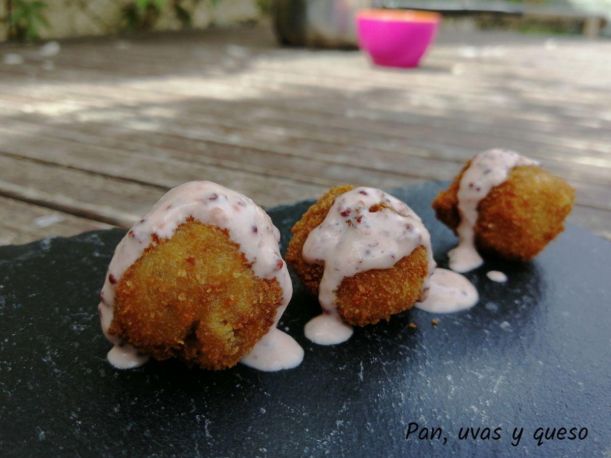 champiñones empanados - pan uvas y queso