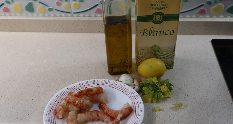 Ingredientes para hacer langostinos al ajillo con la Olla Gm