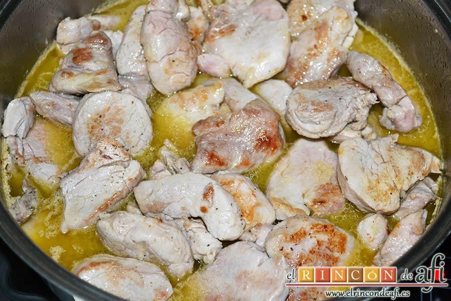 Solomillo de cerdo al whisky, meter de nuevo los solomillos