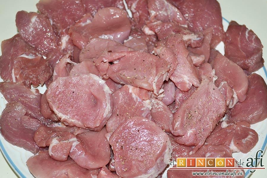 Solomillo de cerdo al whisky, salpimentarlos