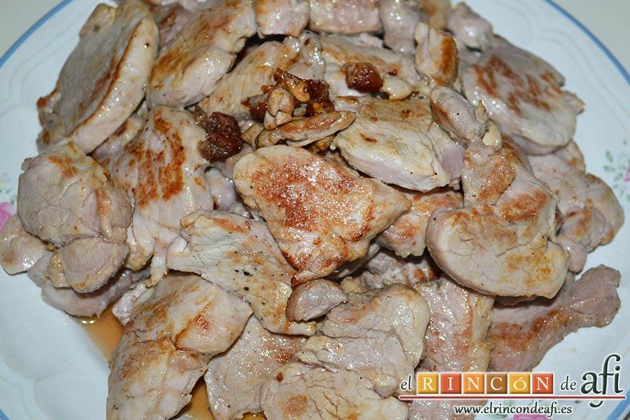 Solomillo de cerdo al whisky, reservarlos en un plato