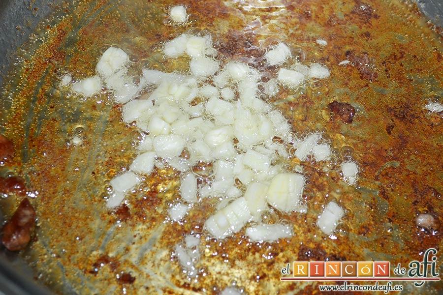 Solomillo de cerdo al whisky, añadir un poco más de aceite y añadir los ajos laminados