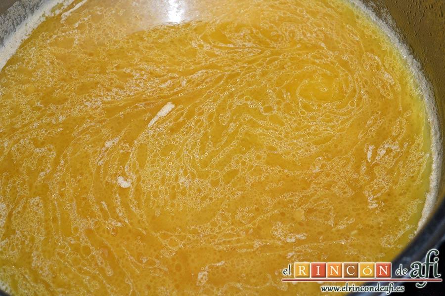 Solomillo de cerdo al whisky, mezclar la maizena con agua fría y añadir al caldero