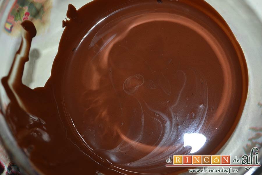 Trufas de chocolate con cobertura de chocolate, derretir al baño María con la manteca de cerdo
