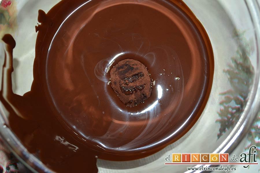Trufas de chocolate con cobertura de chocolate, pasar las trufas una a una por el chocolate