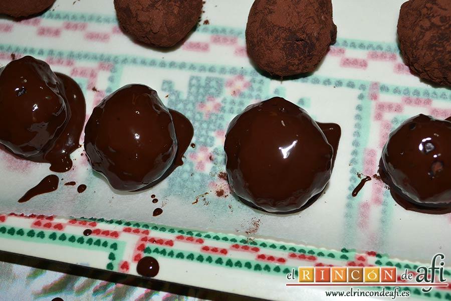 Trufas de chocolate con cobertura de chocolate, ir poniéndolas en una bandeja