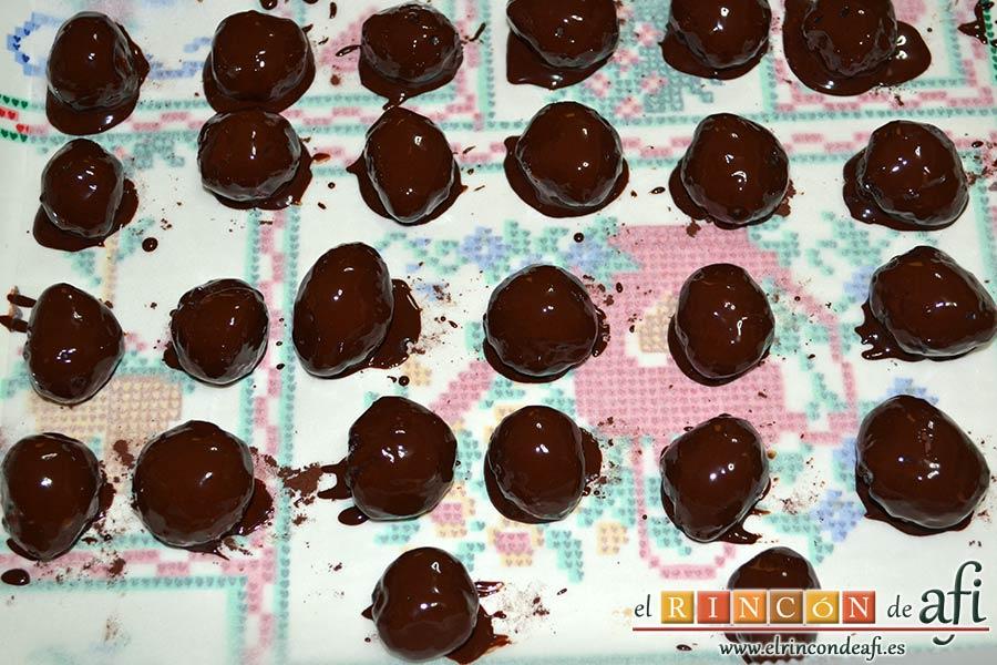 Trufas de chocolate con cobertura de chocolate, acabarlas todas