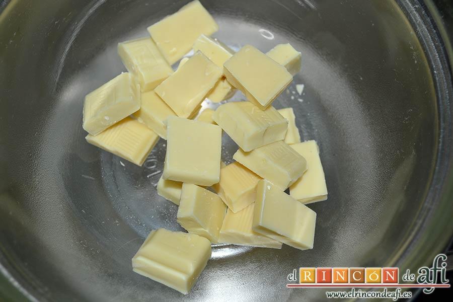 Trufas de chocolate con cobertura de chocolate, trocear el chocolate blanco en un bol
