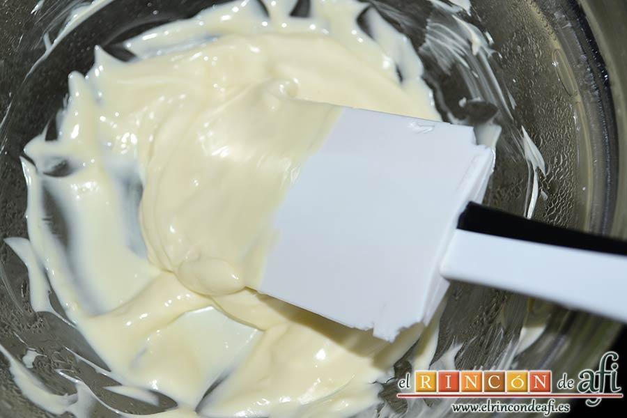 Trufas de chocolate con cobertura de chocolate, fundirlo bien con ayuda de una lengua