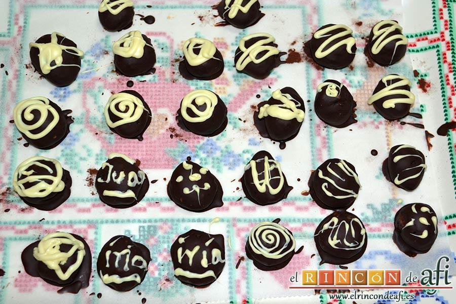 Trufas de chocolate con cobertura de chocolate, ponerlo en una manga pastelera y decorar las trufas