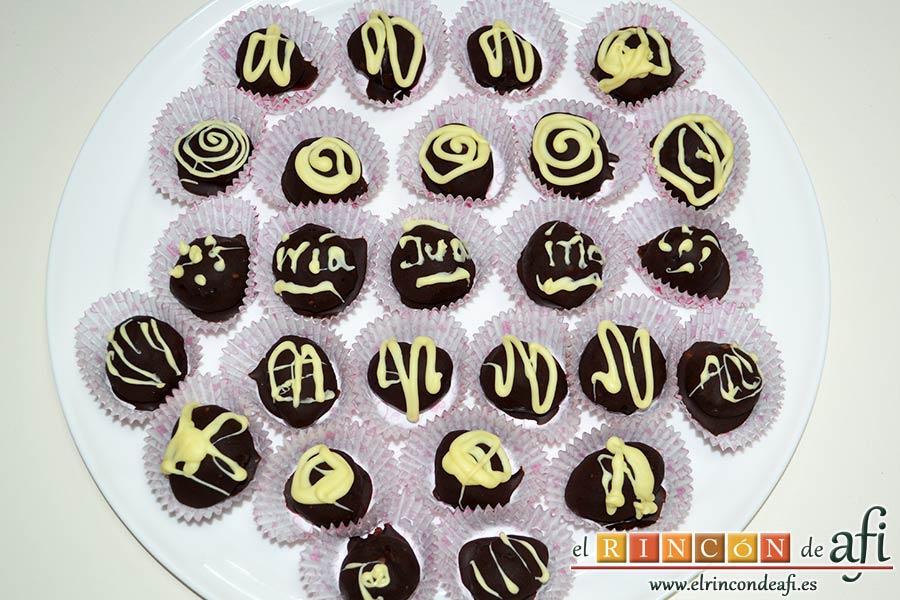 Trufas de chocolate con cobertura de chocolate, meter en la nevera
