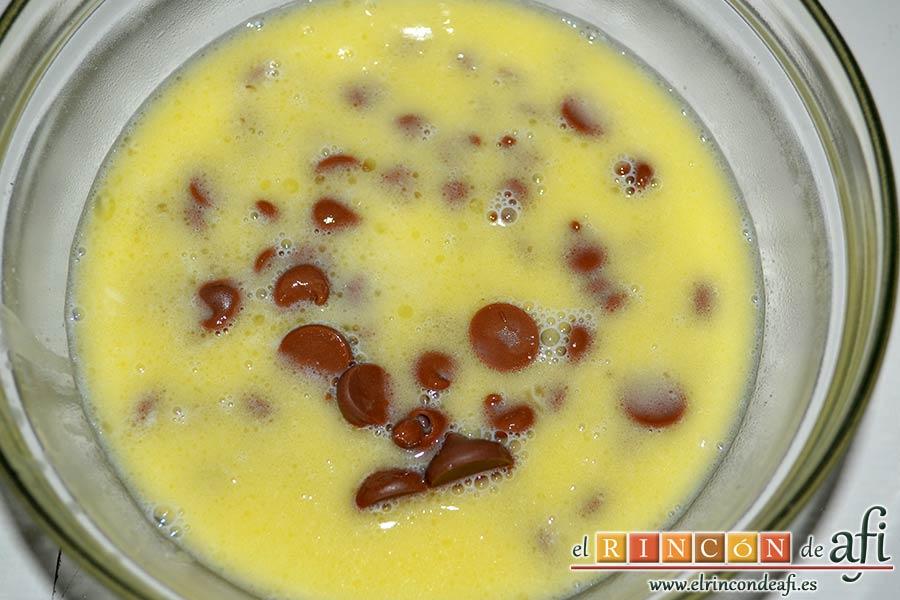 Trufas de chocolate con cobertura de chocolate, verter la mezcla en el bol del chocolate