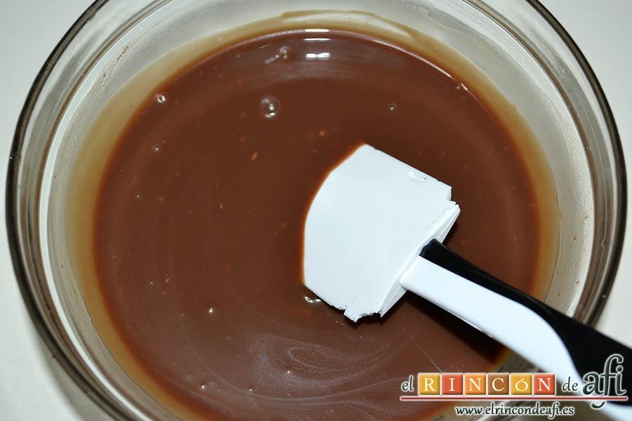 Trufas de chocolate con cobertura de chocolate, dejar unos minutos y luego remover con una lengua