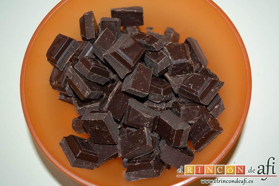 Trufas de chocolate con cobertura de chocolate, trocear el chocolate negro