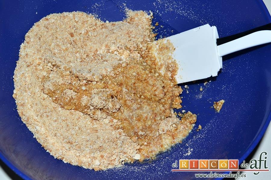 Tarta fría de turrón de Jijona, mezclar las galletas trituradas con la mantequilla derretida