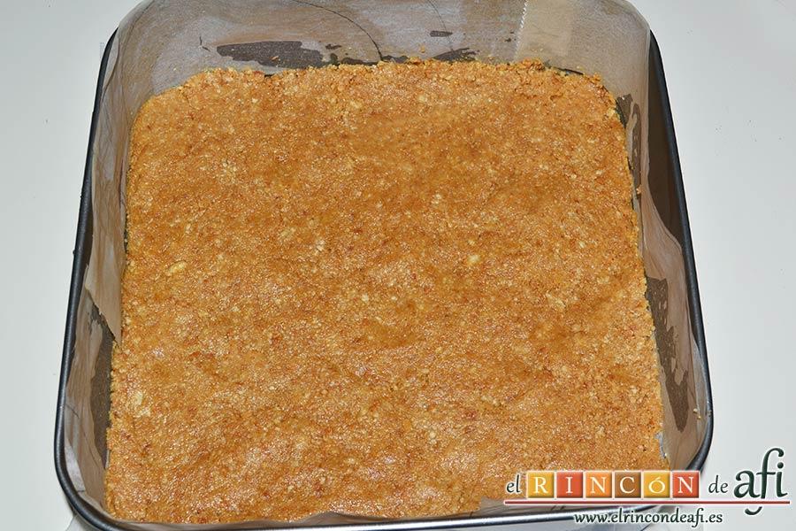 Tarta fría de turrón de Jijona, rellenar el molde con la mezcla bien prensada