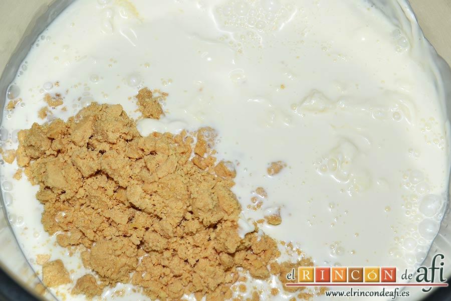 Tarta fría de turrón de Jijona, meterlo en un caldero con el azúcar y la nata (crema de leche)