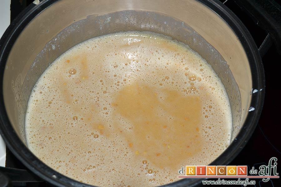 Tarta fría de turrón de Jijona, pasarlo al caldero y mezclar hasta que engorde