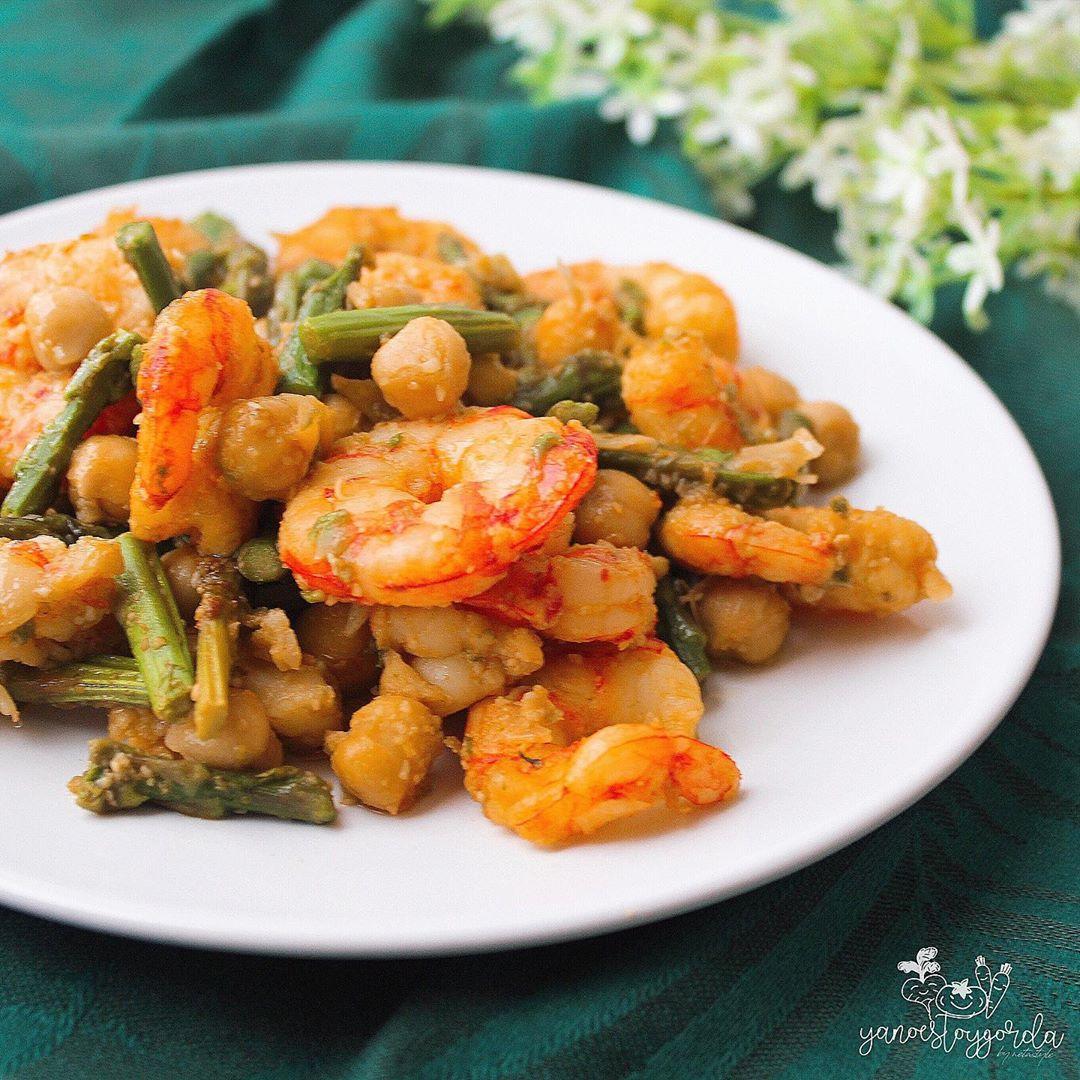 GAMBONES CON GARBANZOS Y ESPÁRRAGOS