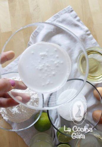 Leche de Coco, Harina, Azúcar y aceite.