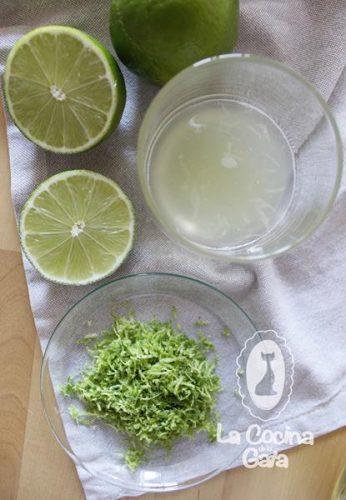 Zumo de Lima fresca y la ralladura de su piel.