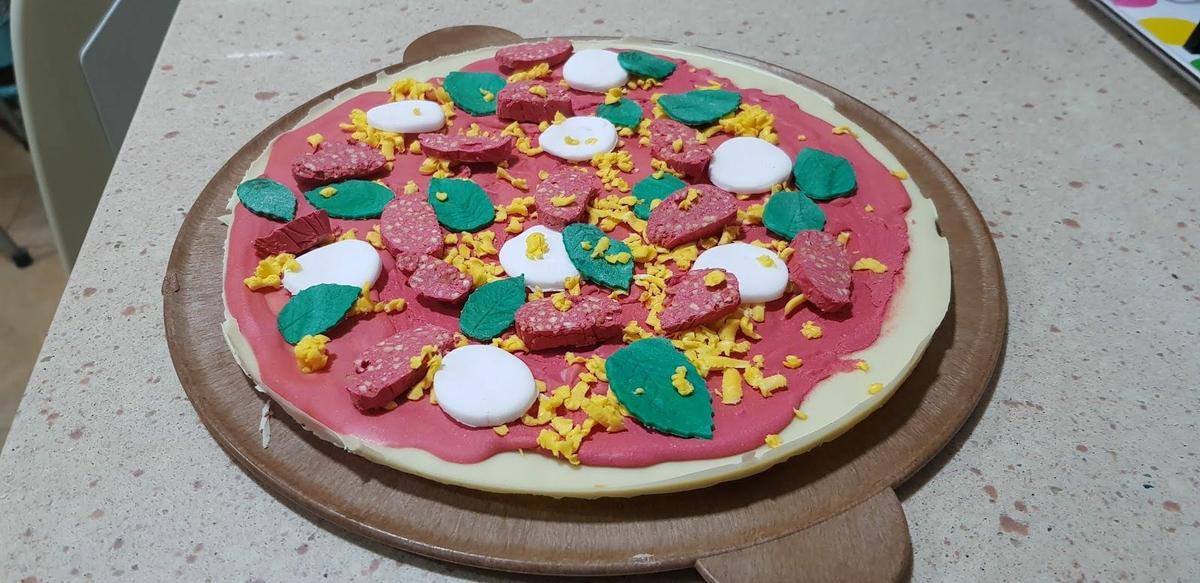 Pizza de chocolate y fondant sin horno. Trampantojo