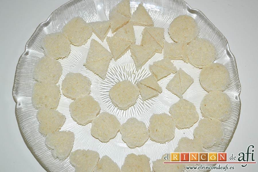 Crema de maíz y puerros, cortar formas en el pan de molde