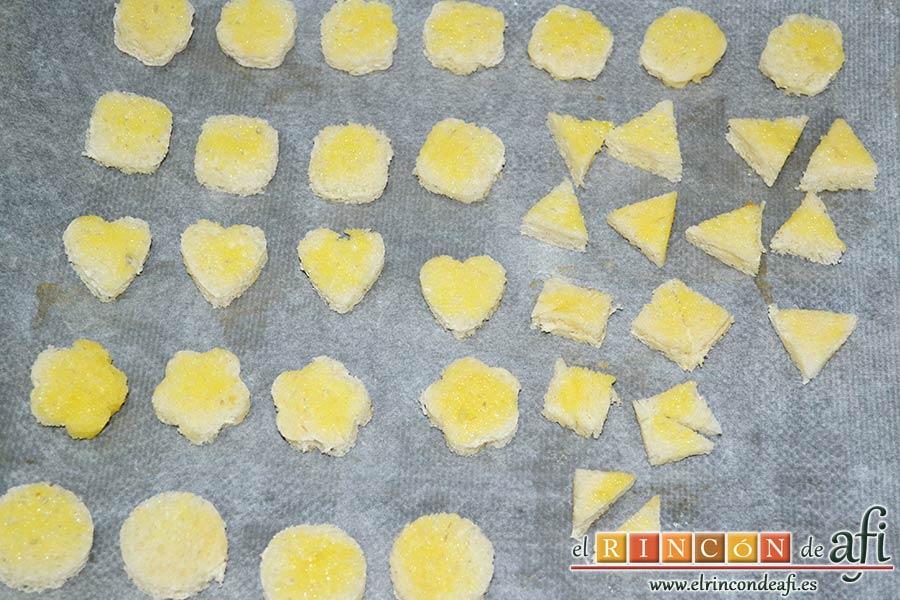 Crema de maíz y puerros, pintar las formas de pan con la mantequilla sobre una bandeja de horno