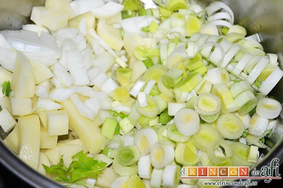 Crema de maíz y puerros, agregar los ingredientes troceados